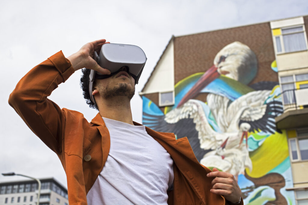 MAO campagnebeeld: man met VR bril buiten